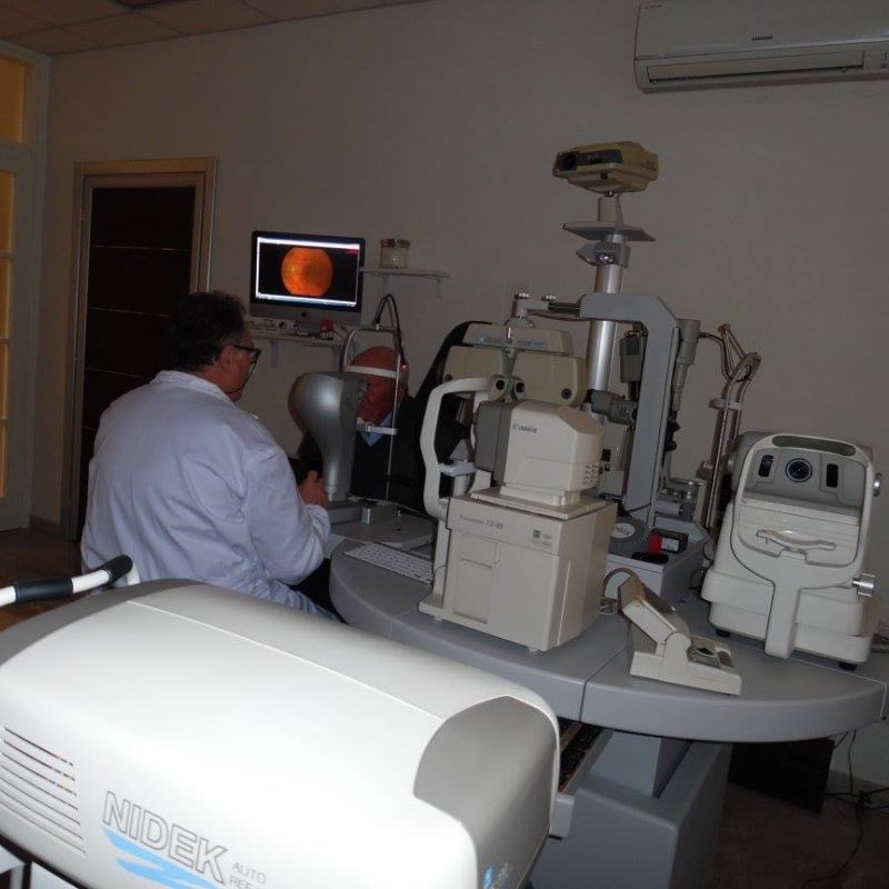 Il Dr. Agostino Alessandria analizza un Occhio al microscopio